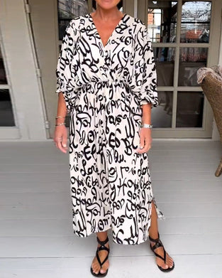 Sukienka z dekoltem w serek i nadrukiem liter