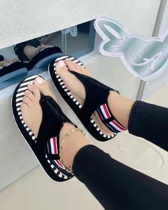 Sandały na platformie zapinane na zamek