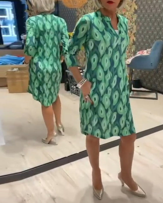 Sukienka z dekoltem w kształcie litery V i rękawami 3/4 z nadrukiem