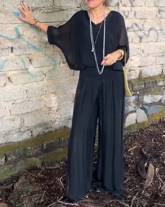 Dwuczęściowy garnitur w jednolitym kolorze z dekoltem w kształcie litery V