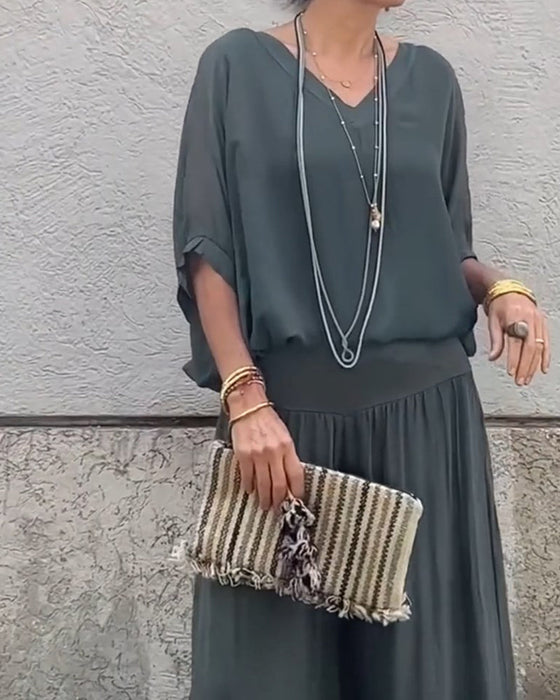 Dwuczęściowy garnitur w jednolitym kolorze z dekoltem w kształcie litery V