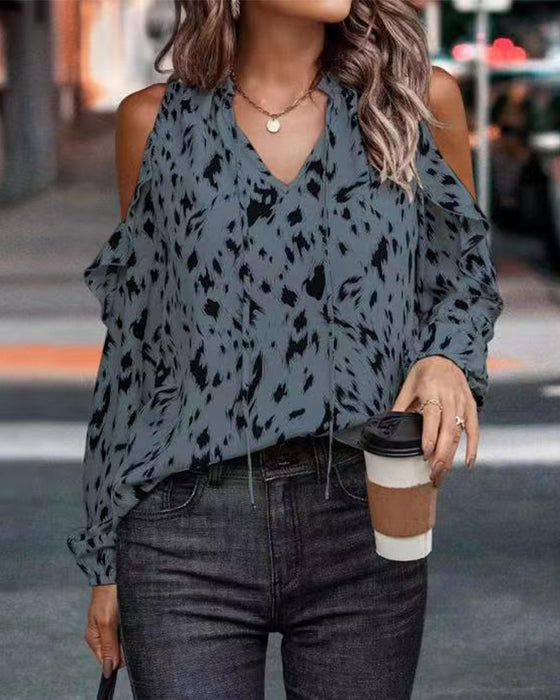 Bluzka z odkrytymi ramionami i dekoltem w szpic i falbanką