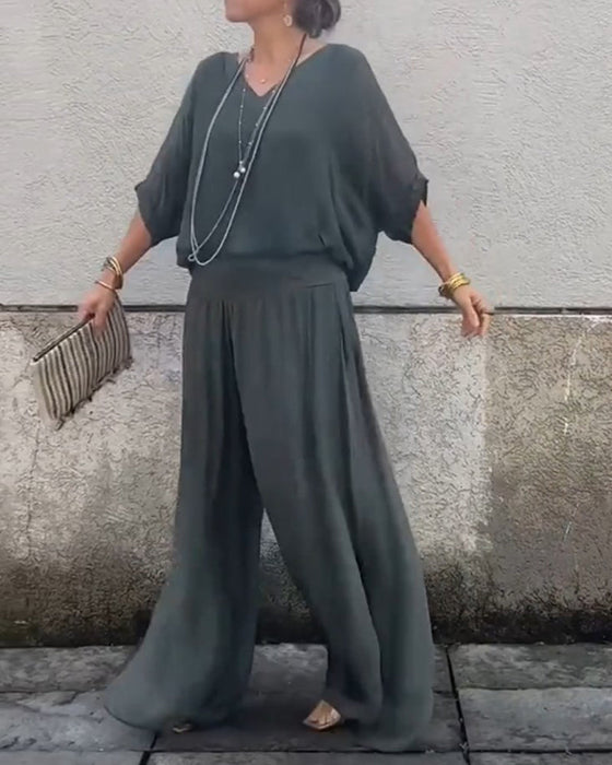 Dwuczęściowy garnitur w jednolitym kolorze z dekoltem w kształcie litery V