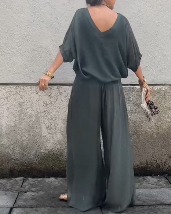 Dwuczęściowy garnitur w jednolitym kolorze z dekoltem w kształcie litery V