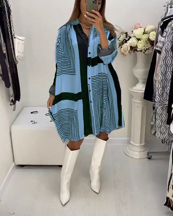 Sukienka zapinana na guziki z nadrukiem