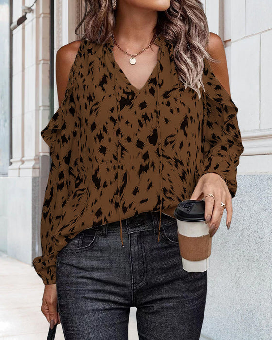 Bluzka z odkrytymi ramionami i dekoltem w szpic i falbanką