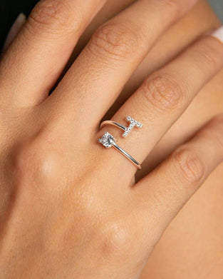 Pierścień otwarty z cyrkoniami i literą