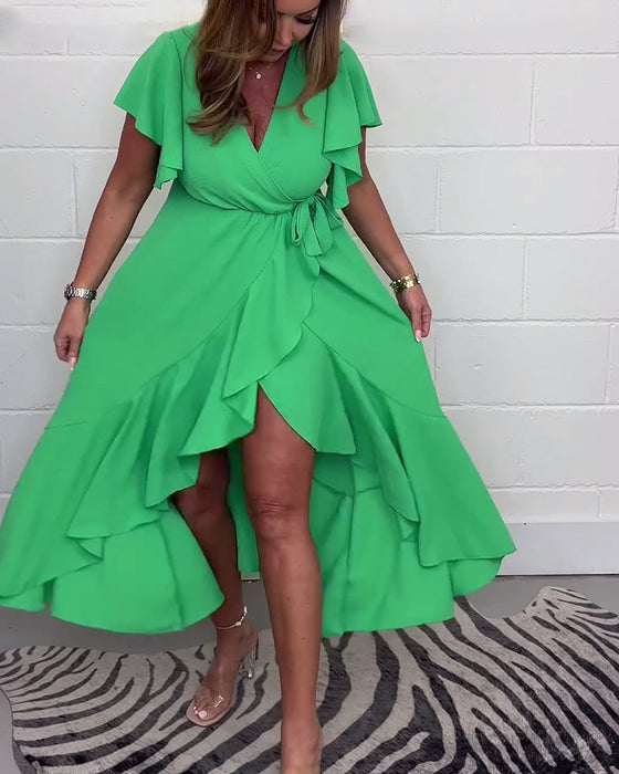 Elegancka sukienka z rozcięciem w jednolitym kolorze