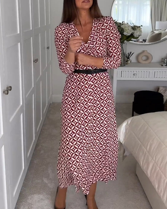 Elegancka sukienka z geometrycznym nadrukiem i dekoltem w kształcie litery V