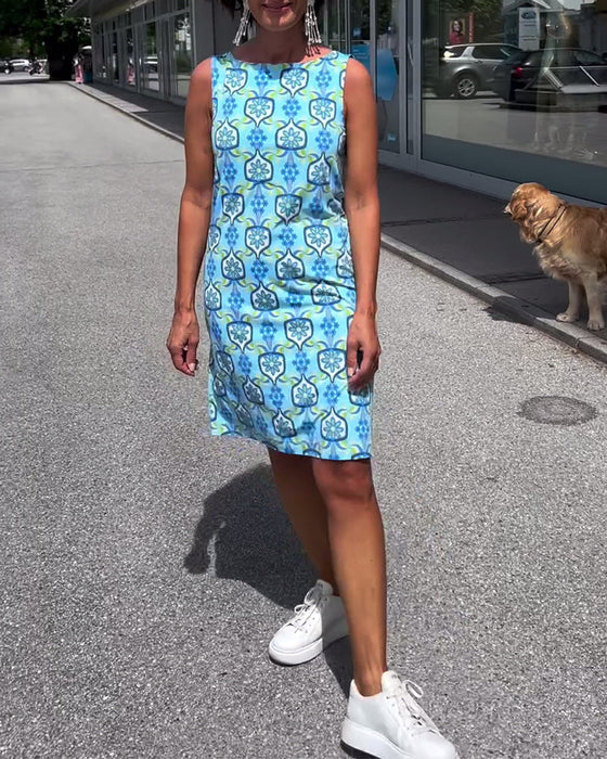 Sukienka o dopasowanym kroju bez rękawów z nadrukiem