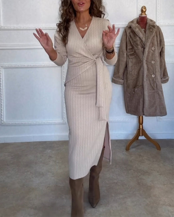 Elegancka sukienka o dopasowanym kroju z dekoltem w serek