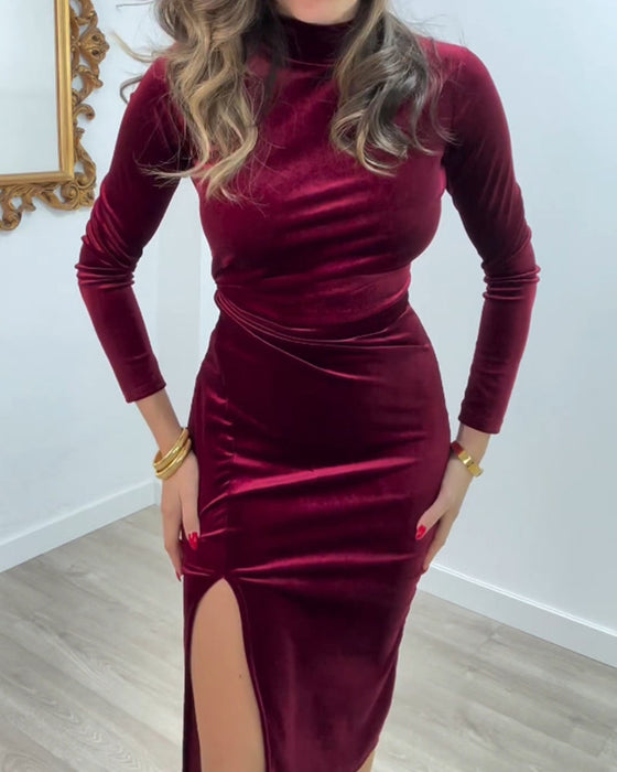 Elegancka aksamitna sukienka z rozcięciem z boku