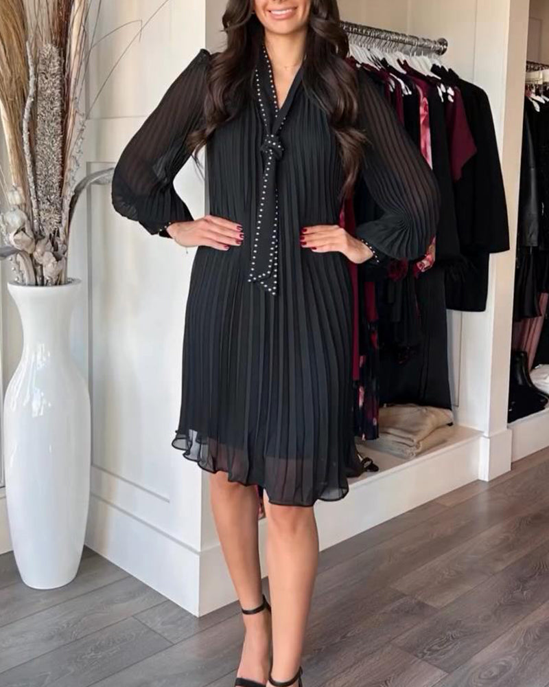 Jednokolorowa Sukienka Z Dekoltem W Serek I Wstążką