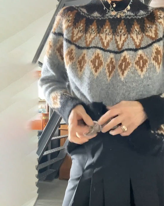 Kontrastowy sweter w geometryczne wzory