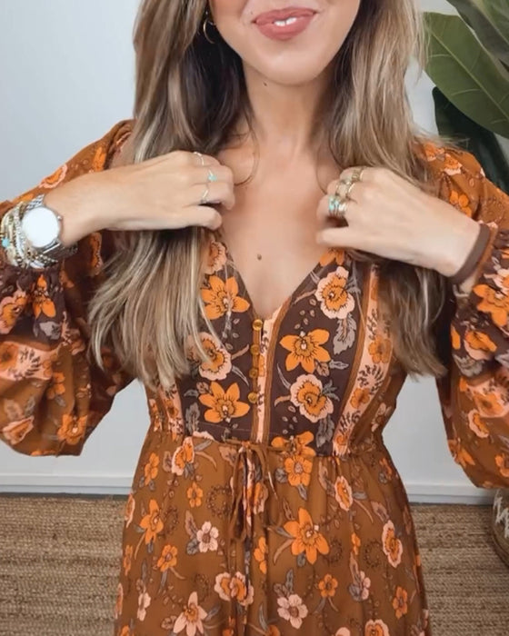 Sukienka w stylu vintage z kwiatowym nadrukiem i dekoltem w kształcie litery V