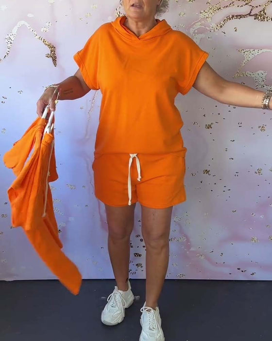 Luźny komplet z krótkim rękawem i kapturem w jednolitym kolorze