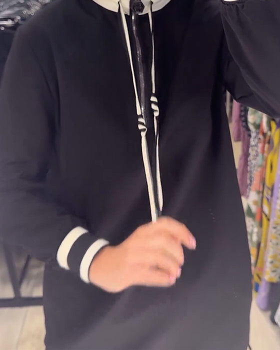 Sukienka z długim rękawem i stójką ściągana sznurkiem