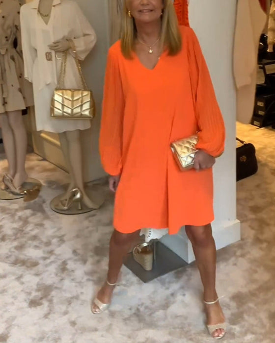 Sukienka w jednolitym kolorze z rękawami typu lampion i dekoltem w kształcie litery V