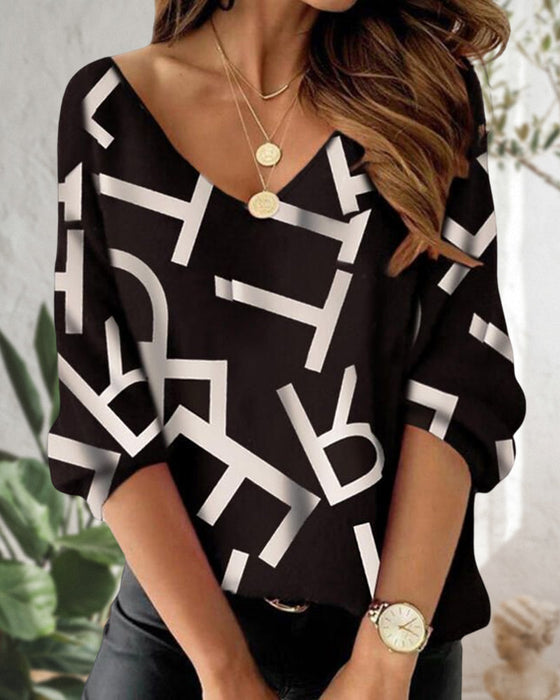 Top z długim rękawem z nadrukiem liter i piór