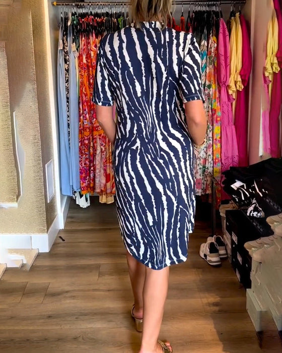 Sukienka z kontrastowymi kieszeniami i dekoltem w kształcie litery V