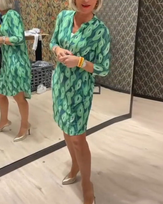 Sukienka z dekoltem w kształcie litery V i rękawami 3/4 z nadrukiem