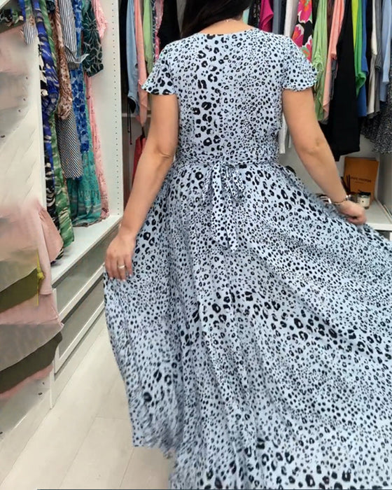 Sukienka z krótkim rękawem i dekoltem w szpic