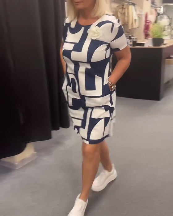 Sukienka z kieszeniami i nadrukiem w geometryczne wzory