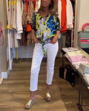 Bluzka z kwiatowym nadrukiem i dekoltem w kształcie litery V