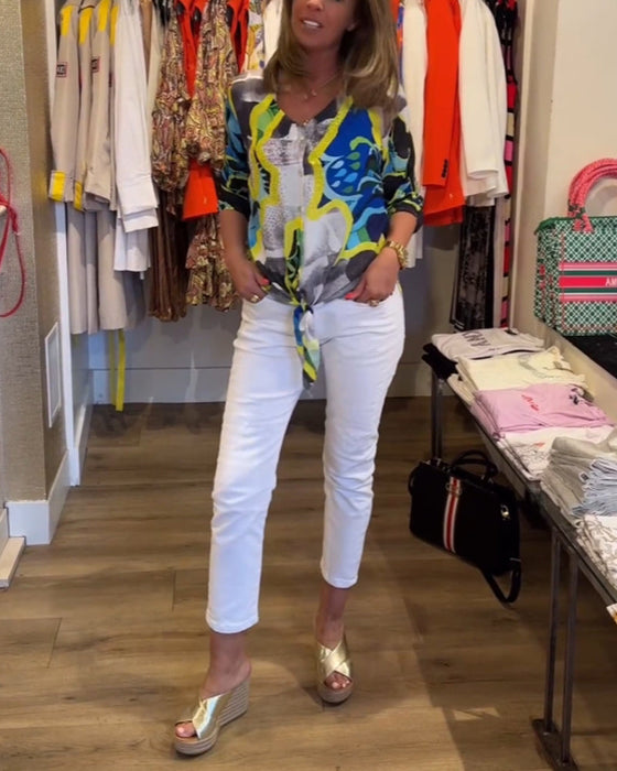 Bluzka z kwiatowym nadrukiem i dekoltem w kształcie litery V