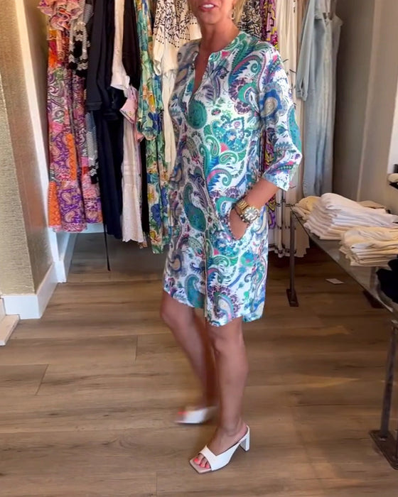 Sukienka z kieszeniami w kształcie litery V we wzór paisley