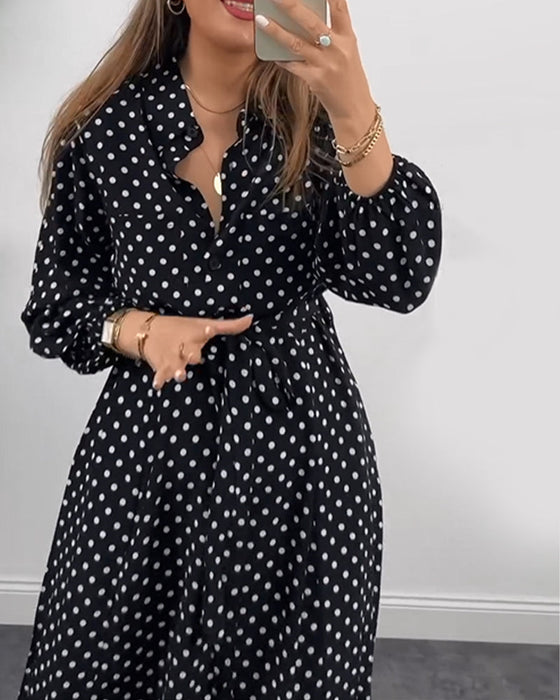 Elegancka sukienka z klapami w kropki