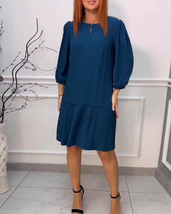 Patchworkowa plisowana sukienka w jednolitym kolorze