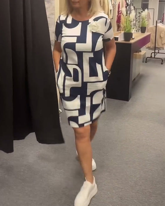 Sukienka z kieszeniami i nadrukiem w geometryczne wzory