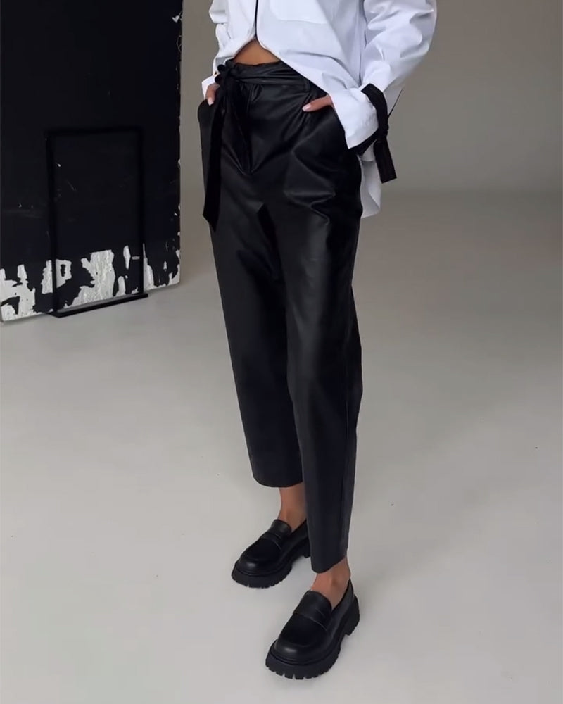 Spodnie z imitacji skóry o kroju slim fit