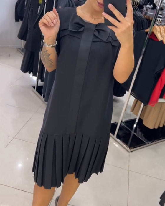 Sukienka z krótkim rękawkiem i plisowanym dołem