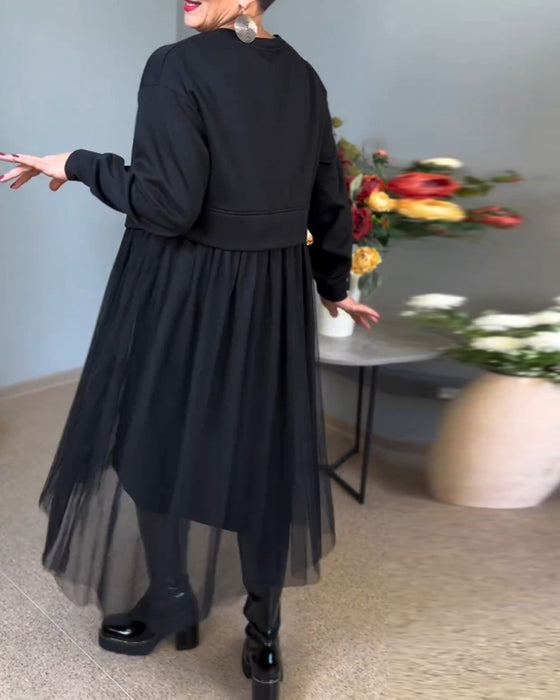 Nieregularne siateczkowe przeszycia w jednolitym kolorze i elegancka sukienka