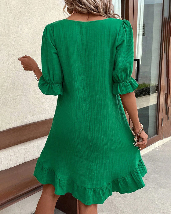 Sukienka w jednolitym kolorze z falbankami