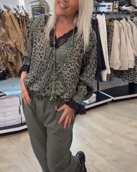 Modna bluzka z nadrukiem w panterkę z dekoltem w serek i koronkową łatką