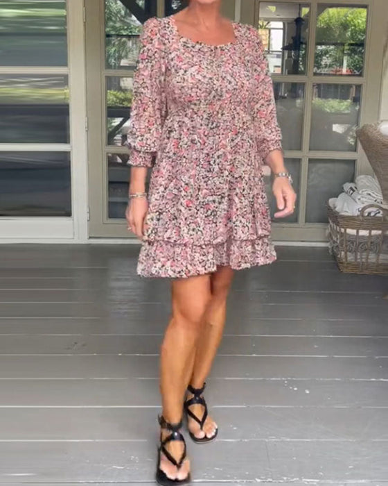 Sukienka w kwiaty z kwadratowym dekoltem