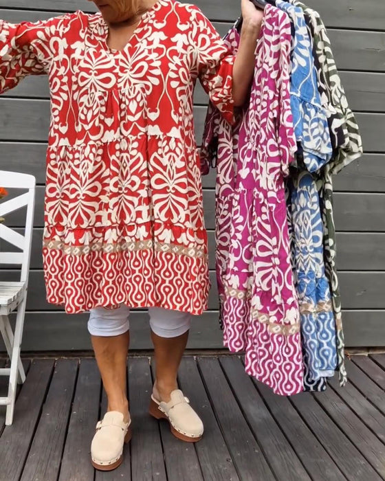 Luźna bluzka z nadrukiem i dekoltem w kształcie litery V