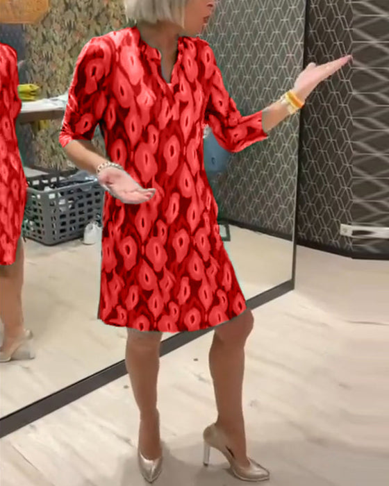 Sukienka z dekoltem w kształcie litery V i rękawami 3/4 z nadrukiem