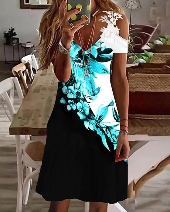 Sukienka midi z ozdobnym koronkowym rękawem