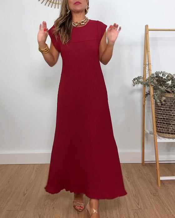 Prosta plisowana sukienka bez rękawów w jednolitym kolorze