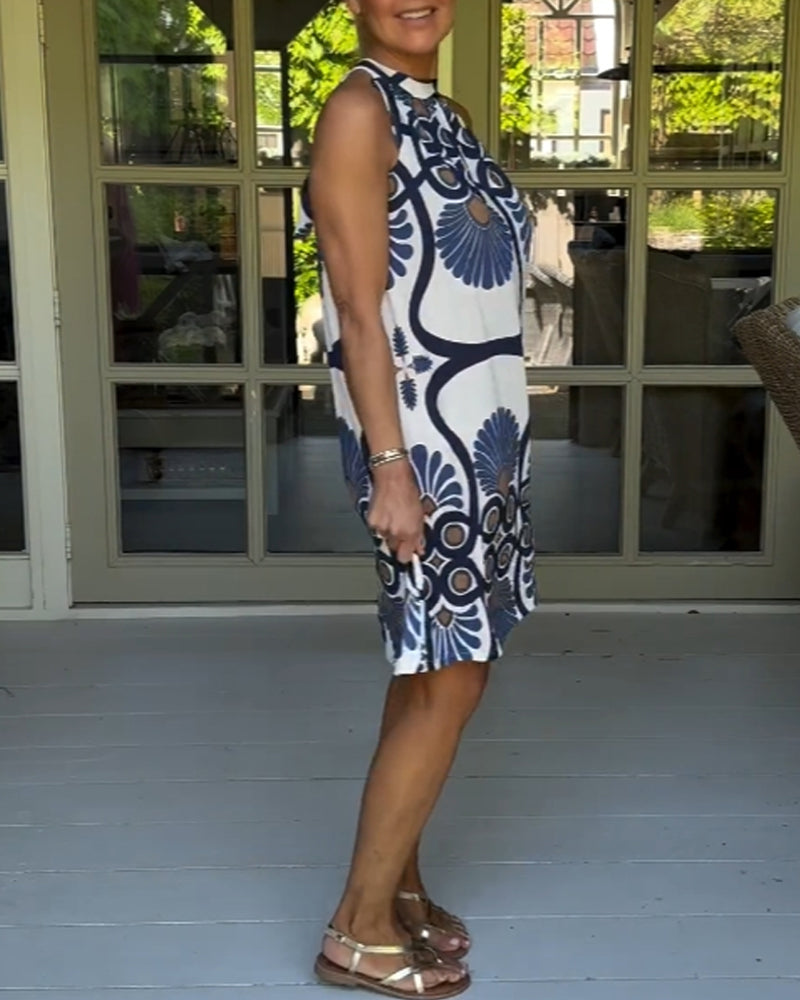 Sukienka z dekoltem i nadrukiem w stylu vintage