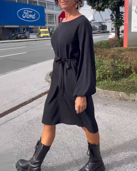 Sukienka w jednolitym kolorze z paskiem