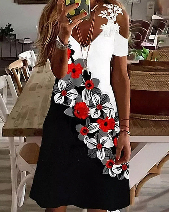 Sukienka midi z ozdobnym koronkowym rękawem