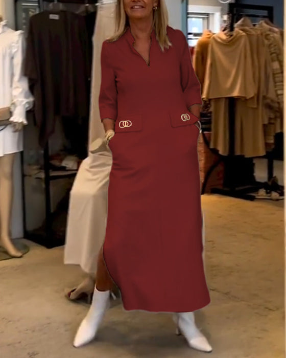 Jednokolorowa sukienka z rozcięciem na rękawie 3/4