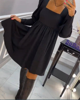 Elegancka sukienka z kwadratowym dekoltem