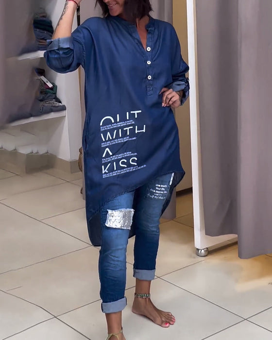 Koszula zapinana z nieregularnym nadrukiem w litery