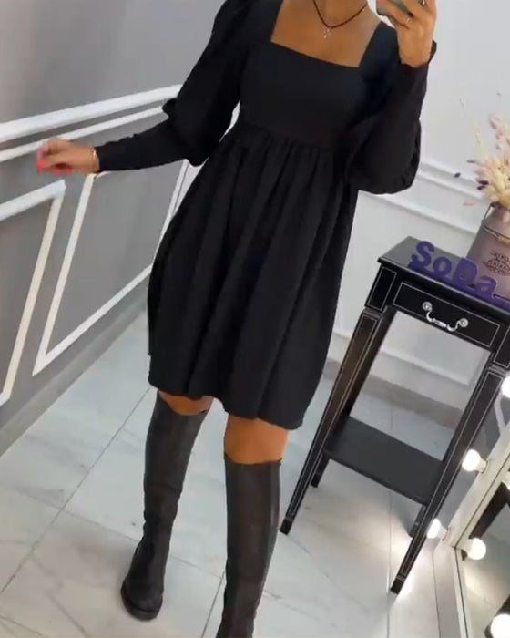 Elegancka sukienka z kwadratowym dekoltem